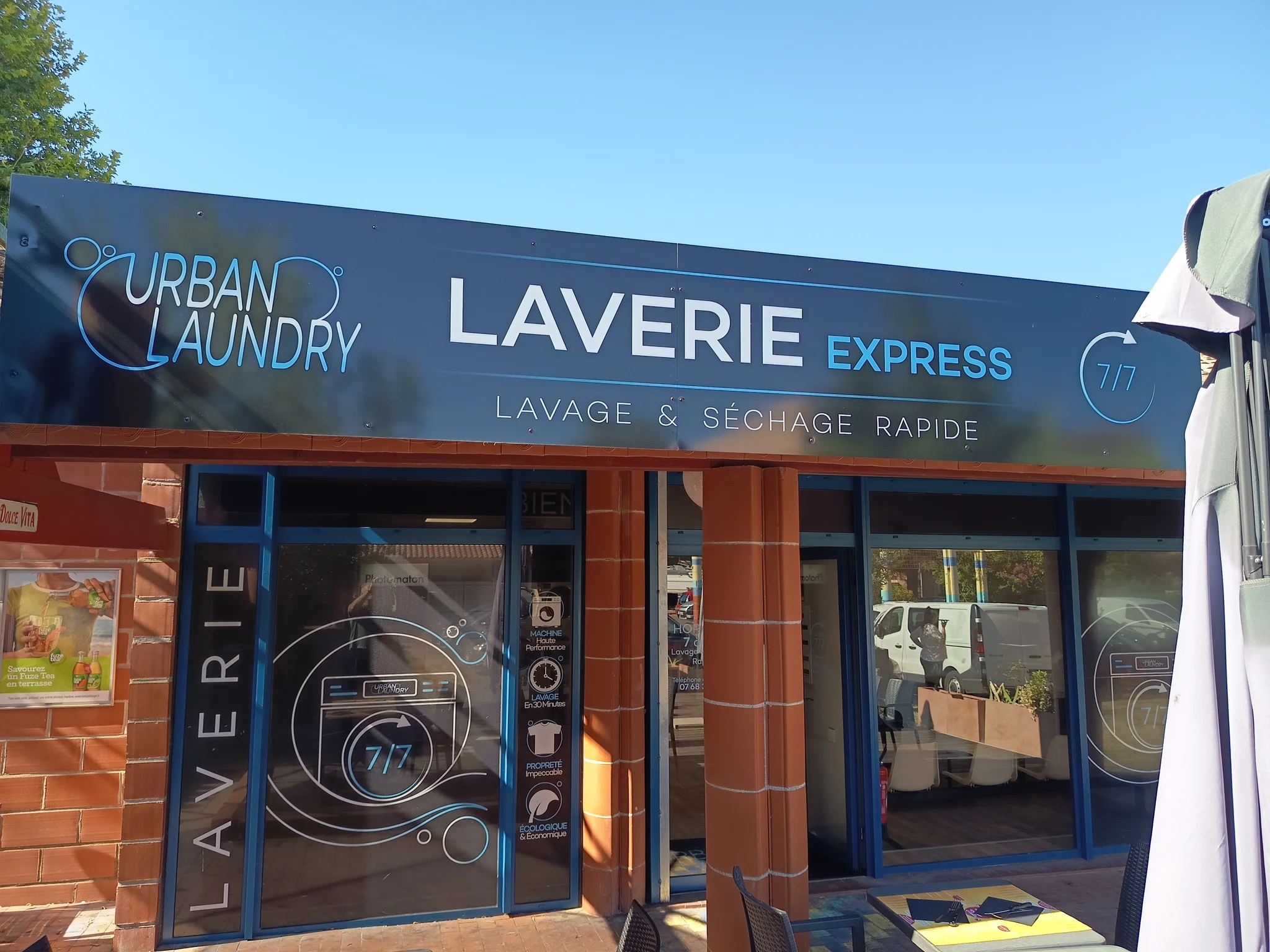 Devanture de la laverie Urban Laundry dans le centre commercial de Borderouge, à côté de Carrefour City