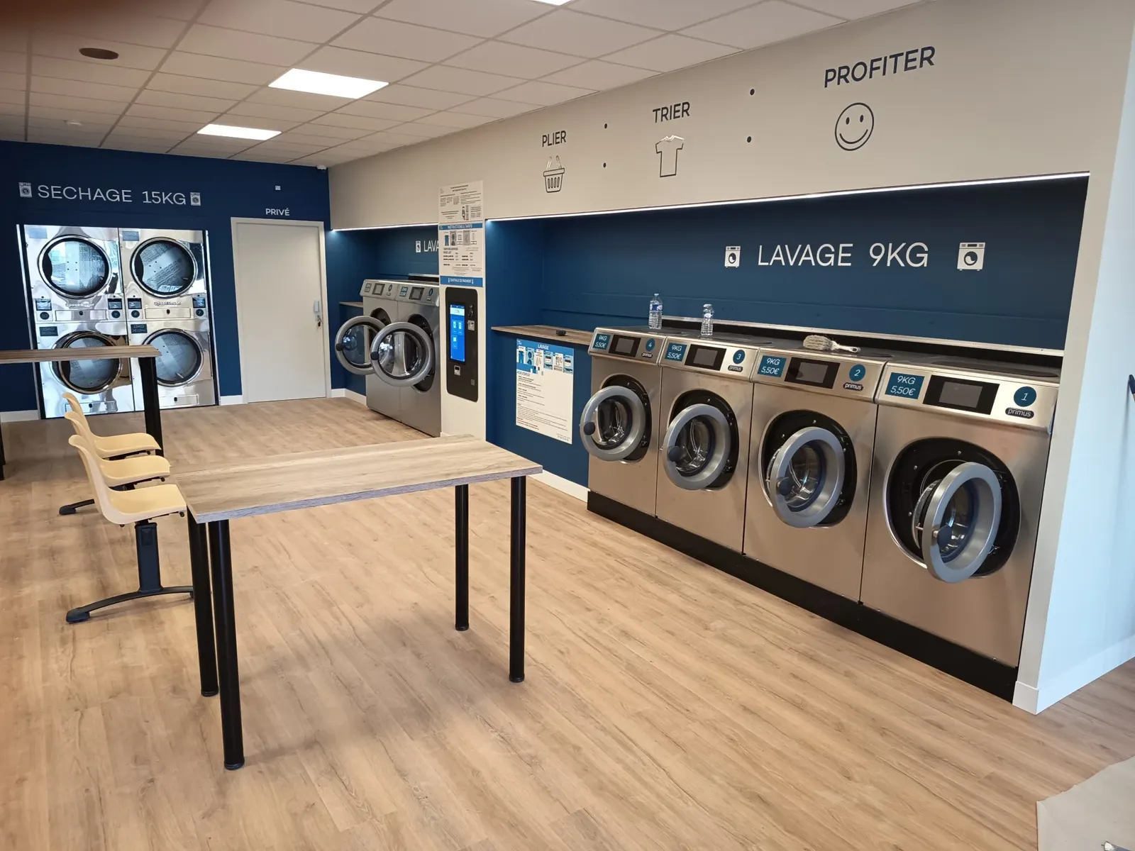 Rangée de lave-linge 9 kg numérotés de la laverie Urban Laundry