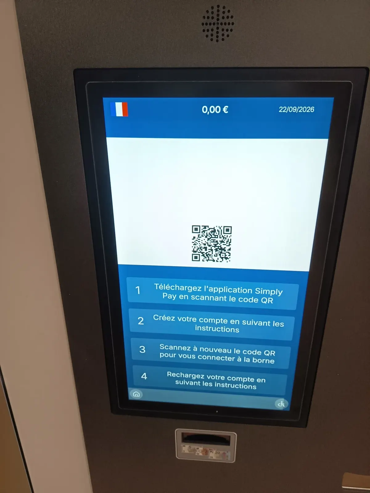 Écran de la borne de paiement affichant le QR code de l'application Simply Pay
