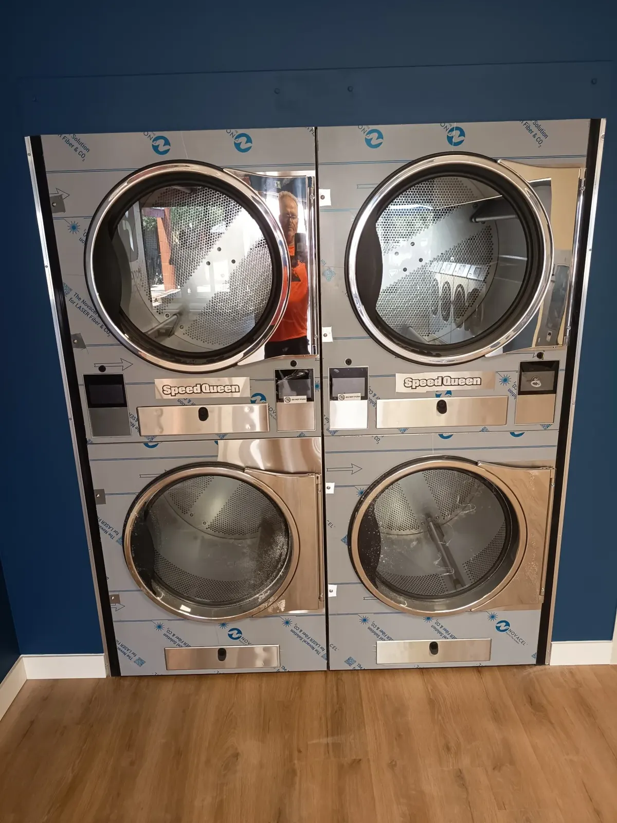 Quatre sèche-linge Speed Queen de 15 kg superposés