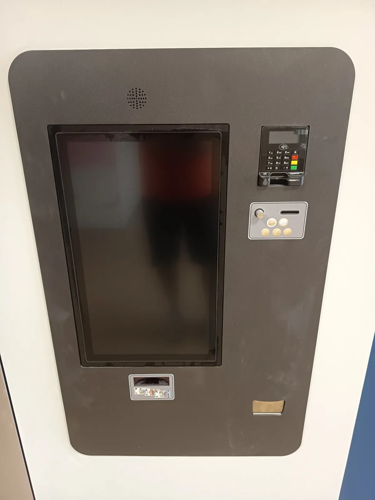 Terminal de paiement de la borne avec lecteur de carte et monnayeur
