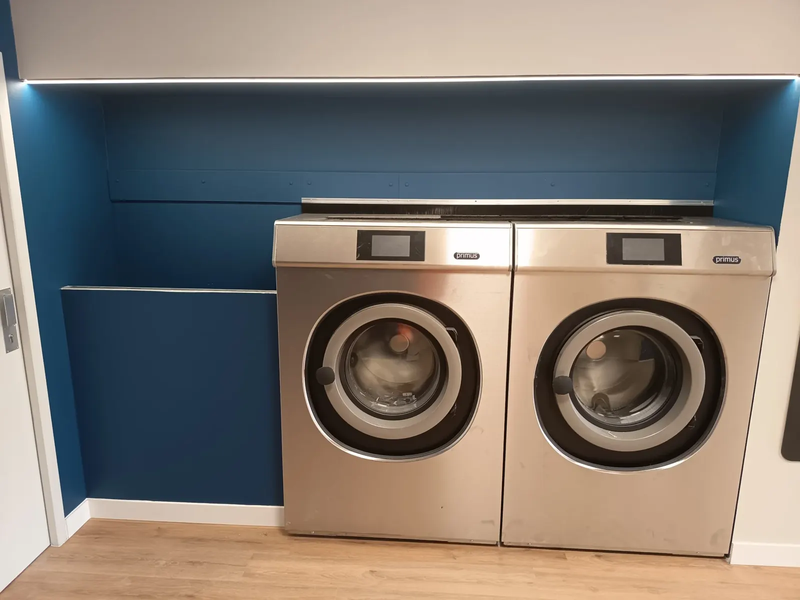 Les deux lave-linge grande capacité de 20 kg pour couettes et couvertures