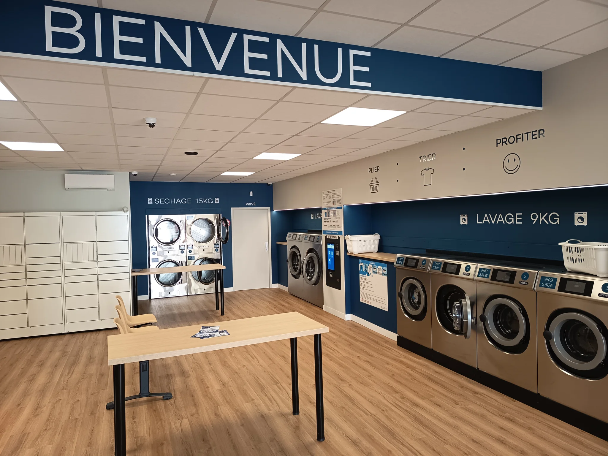 Rangée de lave-linge 9 kg et sèche-linge 15 kg de la laverie Urban Laundry