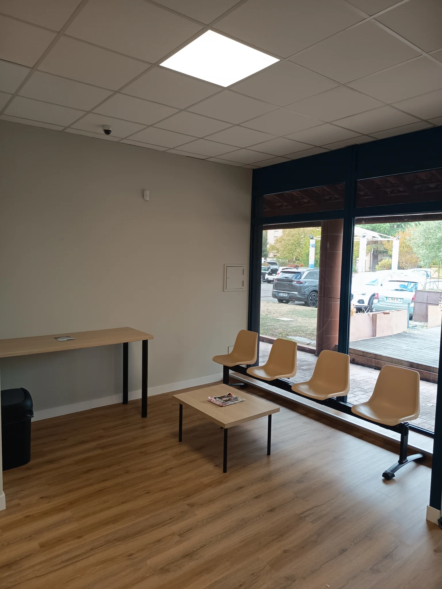 Espace d'attente de la laverie avec sièges, table basse et table de pliage