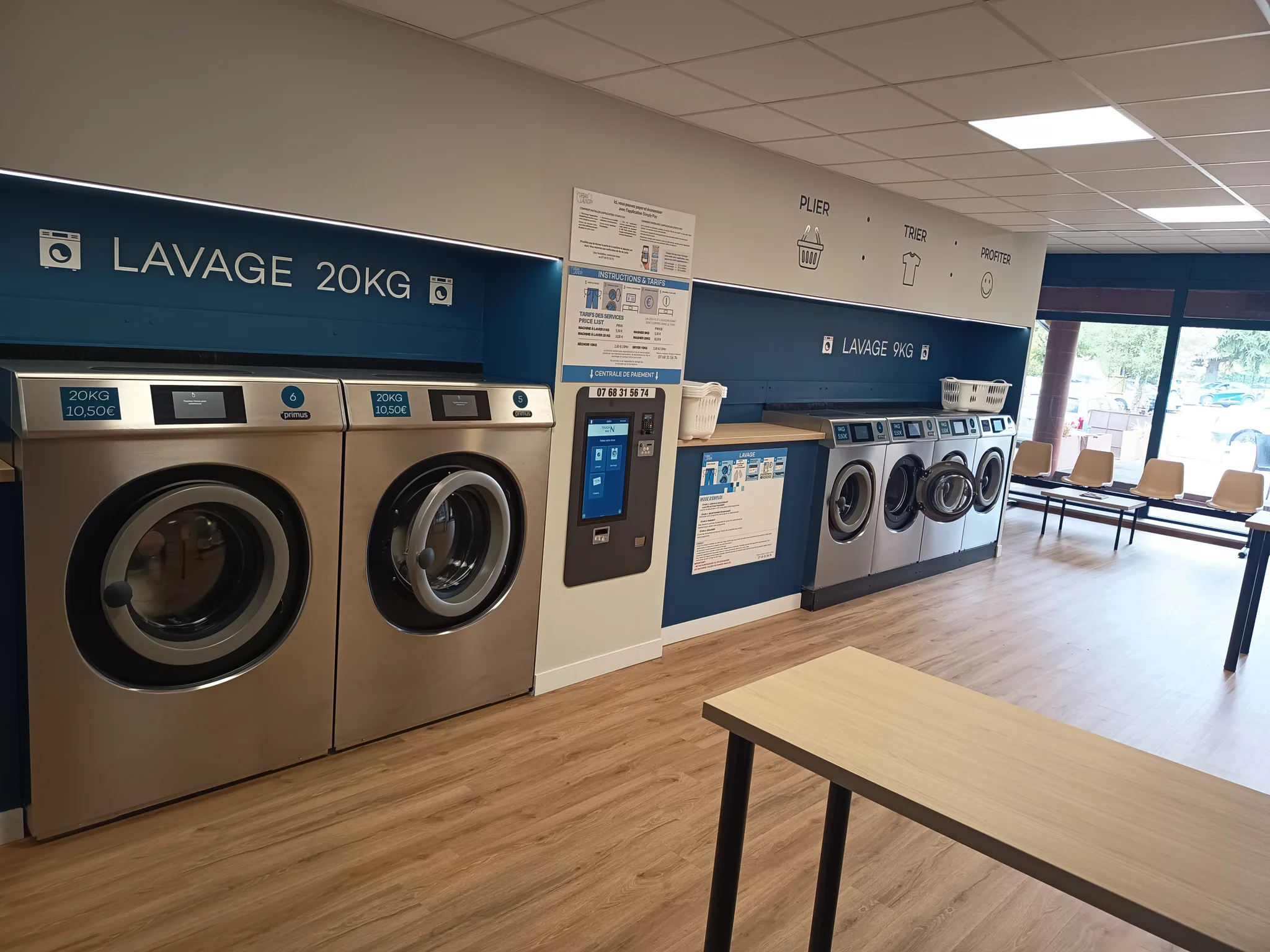 Lave-linge 20 kg et 9 kg de la laverie Urban Laundry avec la borne de paiement