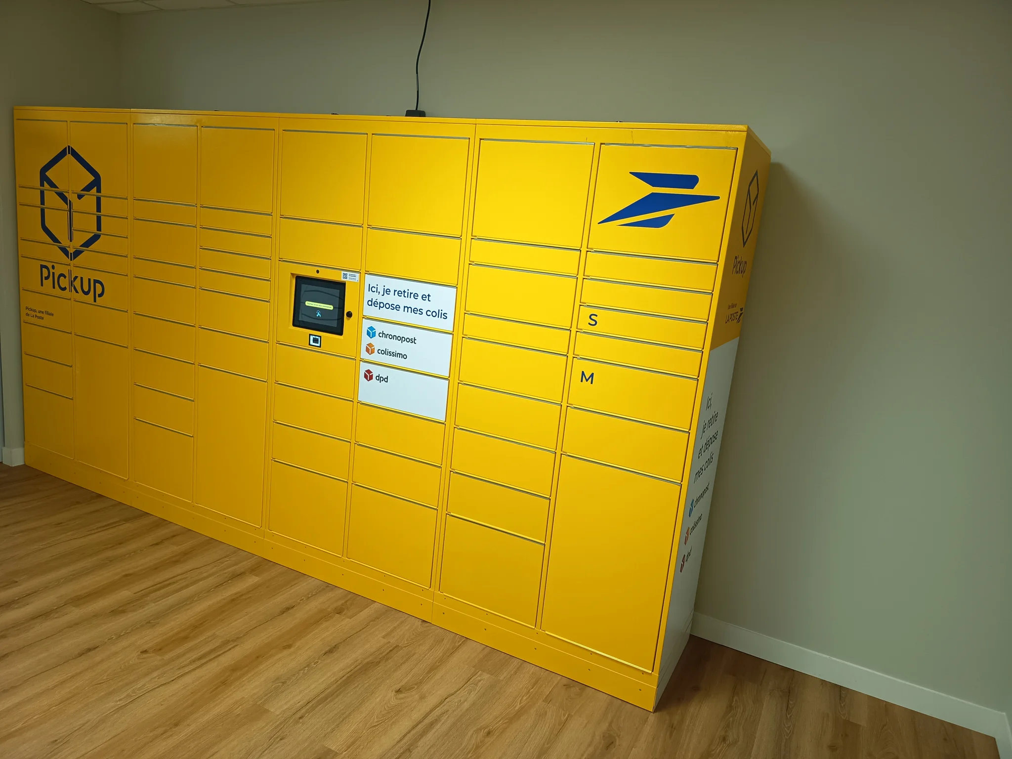 Consigne Relais Pickup de La Poste installée dans la laverie